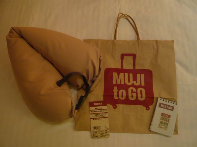 関空にもＭＵＪＩがあった！！<br />え！？いつからできてたん♪<br />成田か羽田にあるのは知ってたけど。<br />ＭＵＪＩ大好きです！<br />で、今回持ってくるのを忘れた旅のメモ帳と、<br />前から気になってたネッククッション。<br />めっちゃ荷物になるのを覚悟しつつ、前から欲しかったし、ちょっと安くなってたし、さくら色がかわいかったし購入。<br />機内では腰に当てて。飛行機から出たら、カバンにぶら下げて（笑）