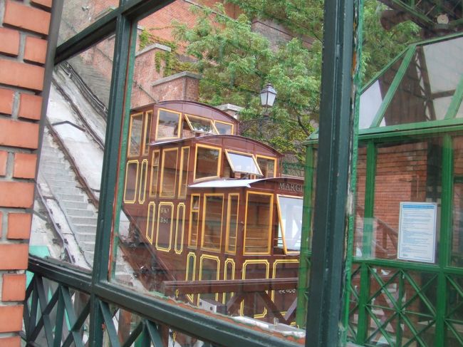 ブダペスト着後は、結局観光せず、観光は次の日から。<br />まず王宮の丘に行くことに。ケーブルカー乗りたかったんだけど、１４：４０までメンテナンス中ということで歩いて登ることに。