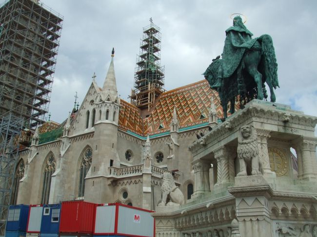 マーチャーシュ教会は、ちょっと工事中。ここの屋根の色も独特。