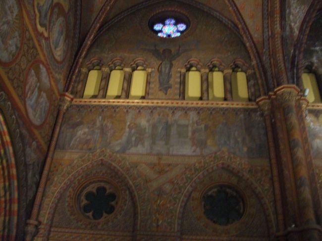 教会内部はすべての壁に模様やイコンが描かれていた。この辺はロシアの教会と似ている。