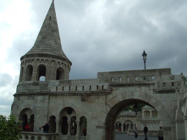 漁夫の砦。三角屋根がポイント。城塞をもとにして作成された砦。<br />まあ、観光名所です。