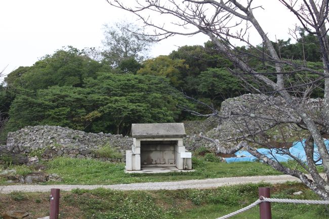 これもお墓でしょうか。沖縄のお墓はお屋敷のようです。