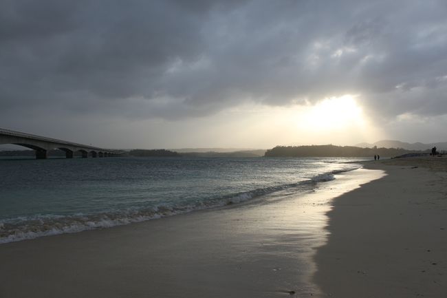 走る〜<br />走る〜<br />おれたち〜<br />で、3人が海岸まで走ってきて、この写真とここまで来たお互いの証拠写真を撮って、またバスへと走って帰りました。