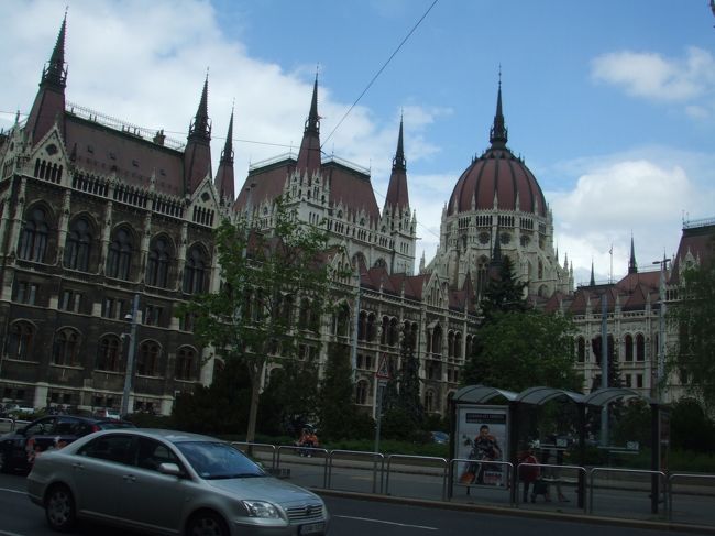 国会議事堂だと思うのだが、入り方がよくわからず、諦める。