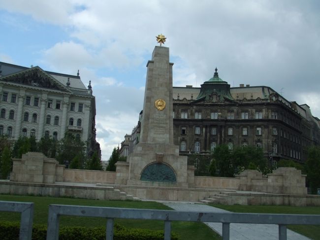 自由広場。ソ連による解放記念碑。