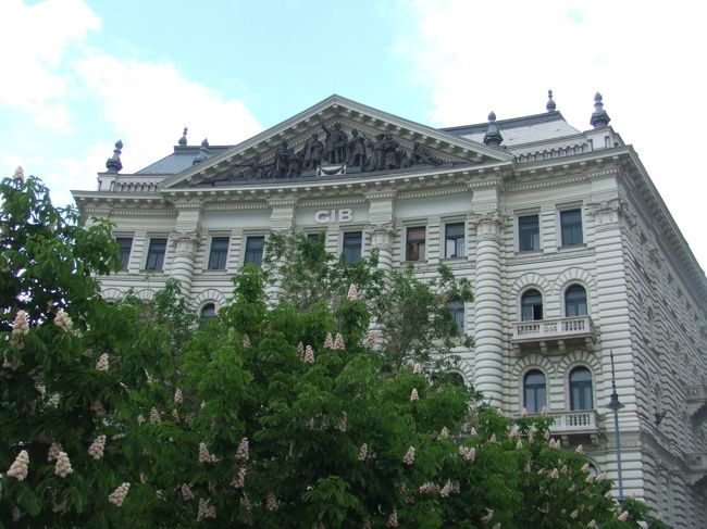 銀行か何かかな。上の像は共産圏そのものですね。