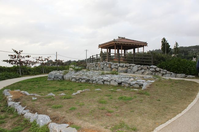 駐車場から海岸を目指します。