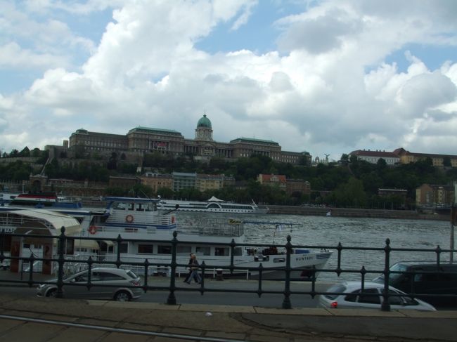 ドナウ沿いに歩いていくと気持ちイイ。