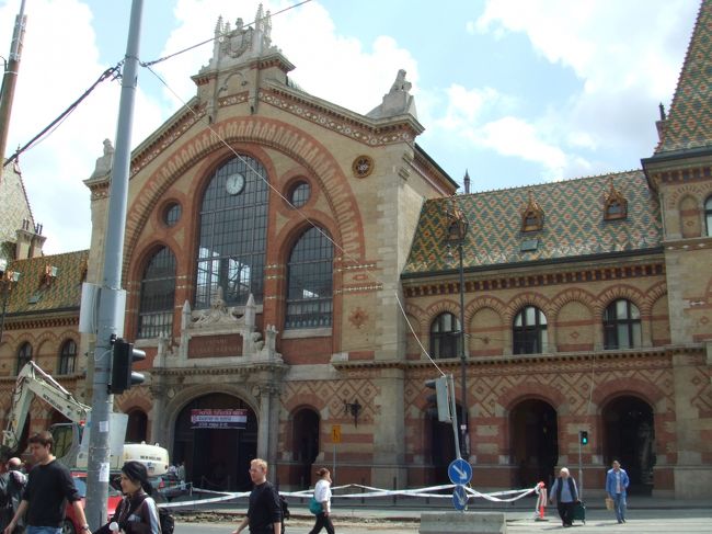 中央市場。屋根の模様はマーチャーシュ教会にも通じるものがある。