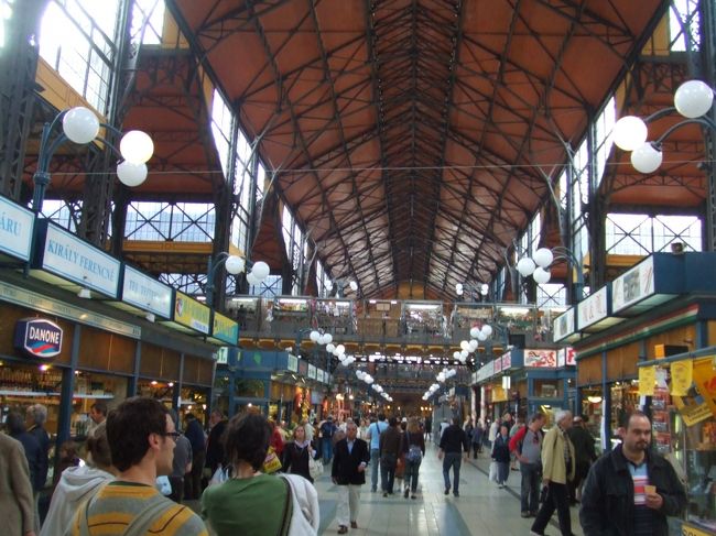 中央市場の中。活気がある広い市場。１Fは、生鮮など。２Fは衣料やおみやげ屋さん。１Fでもフォアグラやパプリカなどのおみやげが手軽に買えます。カードはお店によって使用できたり、できなかったり。ブダペストのおみやげはここで買うのがおすすめ。
