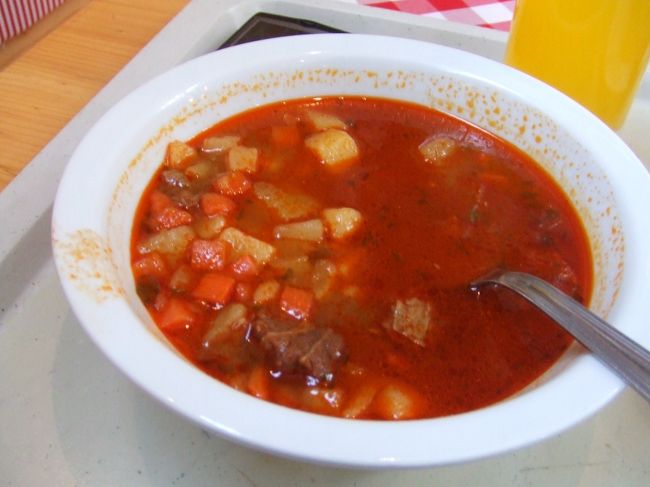 ２Fの食堂でお昼ごはん。グヤーシュというパプリカスープ、美味しかった。今回の旅ではハンガリーがご飯が一番美味しかった気がする。香辛料とかの味付けが理由かな。