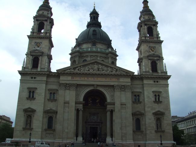 聖イシュトヴァーン大聖堂。街中の大聖堂。<br />この辺から雨っぽく。