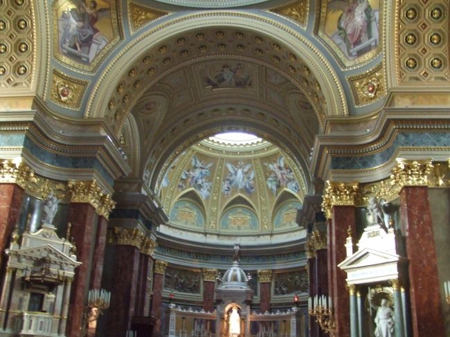 中の装飾は豪華絢爛。