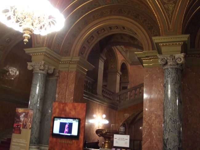 入り口。ここはすべてが豪華。あちこちに大理石。ウィーンに負けないように豪華に作ったというが、ウィーンよりは確かに豪華。