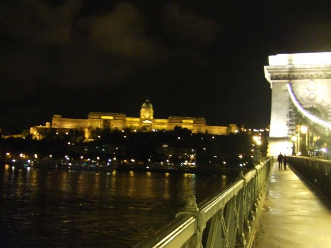 終わってからくさり橋の夜景をとろうと思ってドナウ方面にいったら、意外と人がいなくてちょっと怖い思いを。とりあえず、どこ行くかよくわからないバスに飛び乗り、最寄り駅へ。