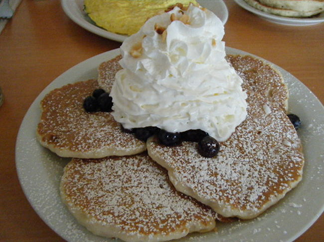 ブルーベリーホイップクリームとマカダミアナッツのパンケーキ。<br />ホイップクリームは甘くなく、軽い食感です。<br />パンケーキはフワフワ。５枚のってきます。<br />