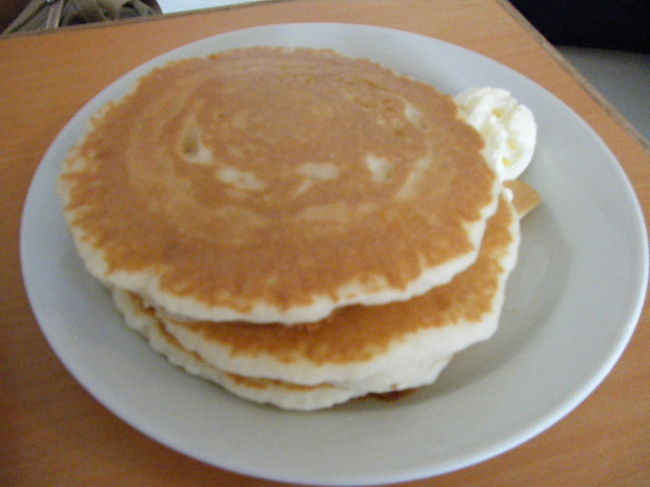 オムレツに付いてくるパンケーキは３枚です。