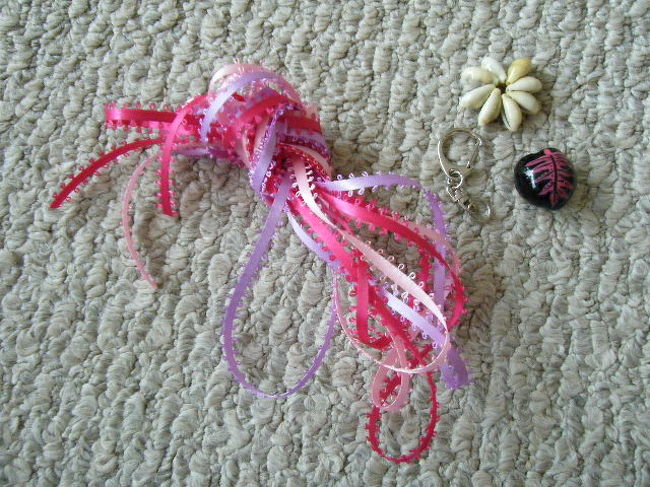 リボンレイのレッスン。リボンで小さなレイを編んでキーホルダーにしました。