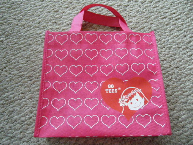 ８８TEESで買い物。<br />品物をこんなかわいいバックに入れてくれます。
