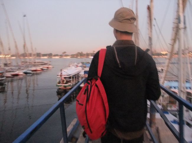 　エジプト２日目は朝５時起き。早い！　さすがのエジプトでも寒い！<br /><br />　実は昨日、ホテルの一角にある旅行代理店のお姉さんと話をして、気球ツアーに申し込んだのだ。最初、200ドルって言われたんだけど、「高いよーっ」と、話をしたら150ドルになった。<br /><br />　もっと値切れた気もするけど、これ以上値切って「じゃぁ申し込んでくれなくても良いよ」と言われたらそれはそれで困るので(だって乗りたかったし)、150ドルで落ち着きました。<br /><br />　こういう気球に乗るってのは、なかなかツアーではできないだろから、個人で来てよかったていう場面ですよね。