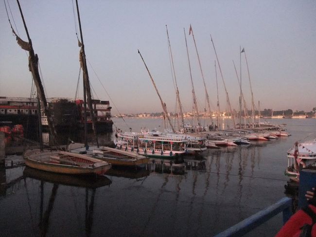 　船に乗って、ホテルのあるナイル川東岸から西岸に向かいます。