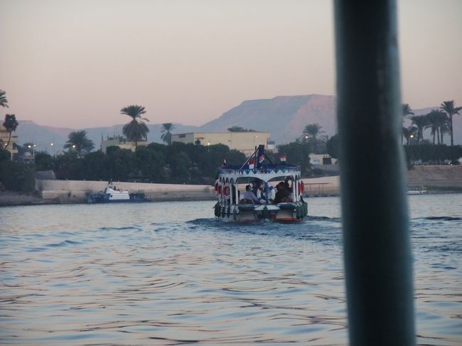 　出発です。<br />　船の中で、「朝ごはんだ」と言って、カステラみたいなのと紅茶をくれました。