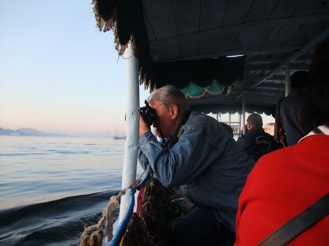 　同じ船に相席だったおじさんも、写真をカシャカシャ撮ってます。<br />　<br />　同じ船には、オーストリア人の人たちを中心に、他の国も人たちもいたんだけど、英語がちゃんと分からないのは、うちら３人だけ。おばちゃんに、「あなたたち、ツアーで来たの？(←相手は英語なので、多分こういうことを言ってるはずだという想像)」と言われたので、「個人ですよ」って答えたら、「英語もできへんのに、こんなエジプトをよく個人で旅してるねぇ。信じられへん(←これも、英語で多分こんな感じに言ってるはず)」と言われました。<br /><br />　英語を話せる外人さんでも、エジプトは団体で来るのが多いようで。。。