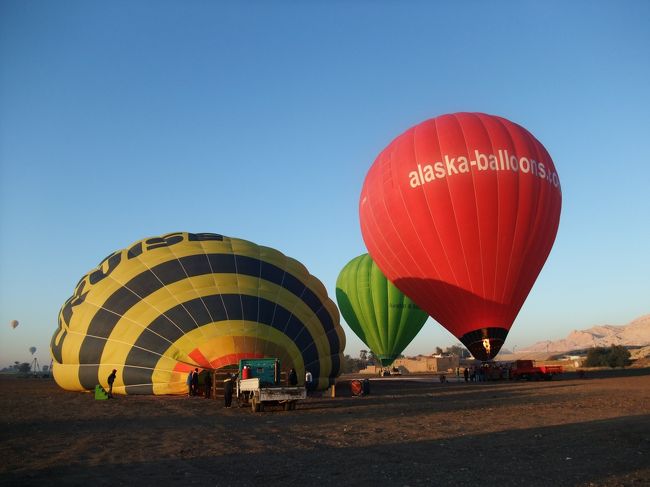 　西岸に着いたら、マイクロバスに乗って少し行くと、気球の離陸スポットに到着。<br />　すでに、気球の用意をしてくれていました。思ってたよりも大きい！