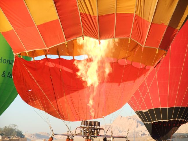 　バーナーから火を出して、気球を膨らませて行きます。