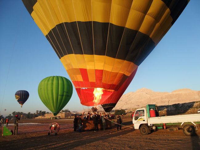 　大きな扇風機も使って、空気も入れながら、気球は膨らんでいきます。<br /><br />　その間、現地のお兄さんが、英語で、気球に乗る際の注意点を説明しています。時には笑いも織り込みながら、説明してるんですけど、うちらはさっぱりわからず。。。<br />　こういう安全情報を聞けなくて良いんだろうかと思いつつも、どうしようもできないわけで。<br /><br />　オーストリア人のおじさんが、ガイドに向けて「この日本人が分かってないから、日本語で説明してあげろよ(←繰り返しですが、英語なので、こう言ってるという想像です)」と言ってるし。ガイドさんは、「日本語は分からないよ(←これも想像)」と返して笑いが起きるなど、うちらネタにされてるし。。。