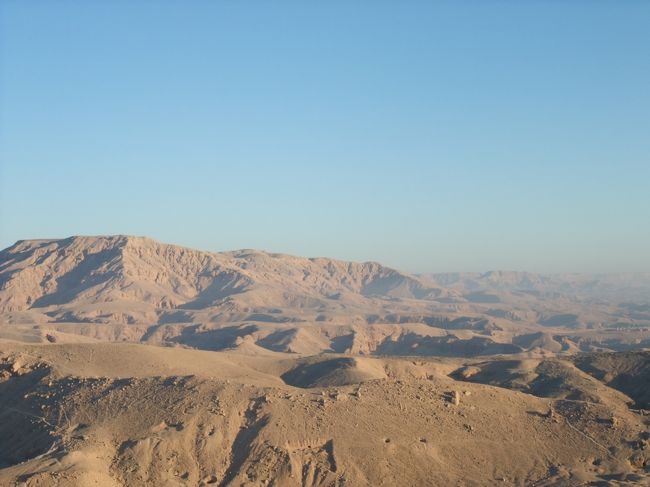 　青空に砂漠。こりゃ、日本ではありえない景色。それにいま、気球に乗ってる。