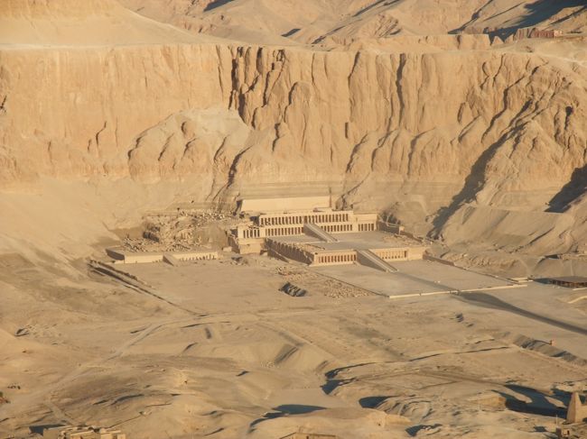 　ハトシェプスト女王葬祭殿が見えました。<br />　ここで見たから、午後から行く必要ないような(^^;
