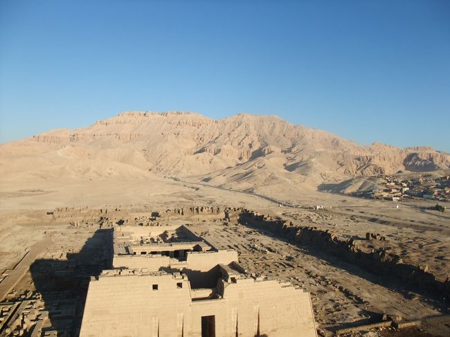 　メディネト・ハブ(ラムセス３世葬祭殿)も気球の上から。