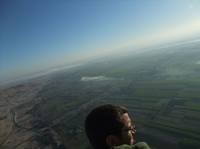 　ナイル川のほうを見てます(同じ気球に乗った、西洋人のお兄さんつき)