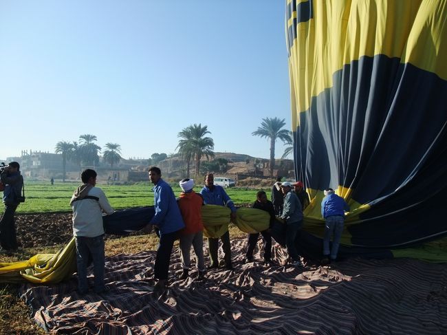 　無事着陸！　結局、５０分ほど乗ってました！　結構長い。<br />　気球をお片づけちゅう。