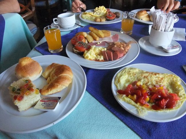 　８時半頃から朝食。５時の出発前に、「帰ってきても朝ごはんやってますか？」って確認しておいてよかった。<br />　レストランのおじさんに、「日本人か？」って聞かれたので、「そうですよー。ジャパニーズやよー」と答えたら、「じゃぁ、席はあっちだ」と指定されかけた。<br />　トラピックスさんの団体旅行の人たちも泊まってるみたいで、席を固められてるみたい。　「日本人だけど、グループじゃないんだ」と説明して、川沿いの席を確保っ。
