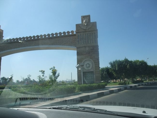 　朝ごはんのあとは、車をチャーターして、西岸観光へ。<br /><br />　交渉の結果、なんか大人しそうなお兄さんの運転するタクシーをチャーターすることに。