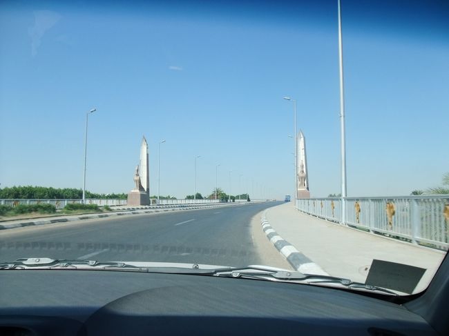 　さきほど通ったナイル川にかかる橋を再度渡る。