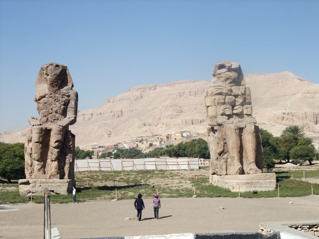 　西岸の最初にあるのは、メムノンの巨像。右の人が、メムノンさんだそうです。昔、夜明けに音を発してたらしいですよ！？