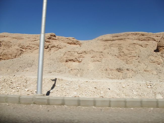 　こういう砂岩(？)の中にある道を車で進んでいくと。。。