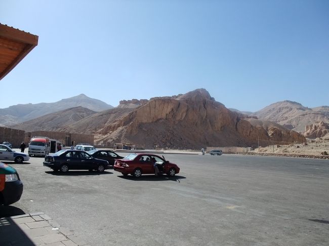 　次のスポットにたどり着きました。<br />　「王家の谷」です。※いや、王家の谷の駐車場です。<br /><br />　王家の谷は、広くて、見所も多くて、トラブルもあったんですけど。。。<br />　カメラ持込禁止のため、写真ありませぬ。