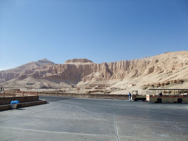 　次のスポットは、入場口から電気自動車に乗って行きます。