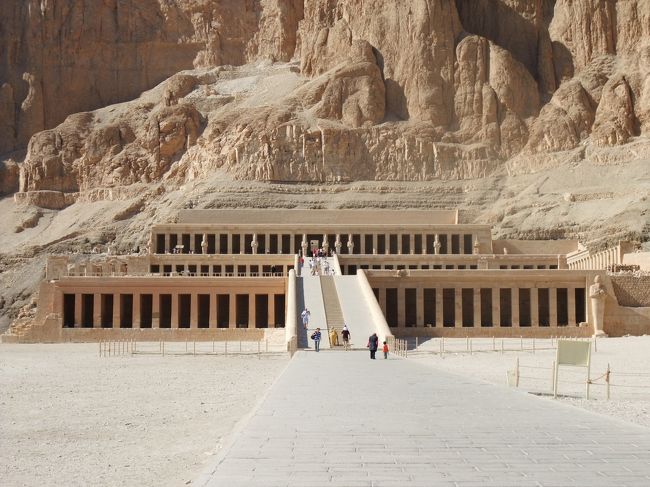 　ハトシェプスト女王葬祭殿です。<br />　あ、朝早く気球の上から見たけど。