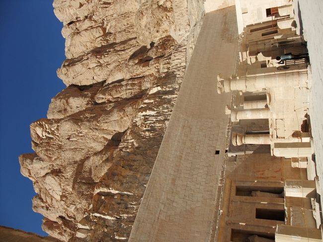 　砂岩(？)に囲まれた中にあるんですよね。