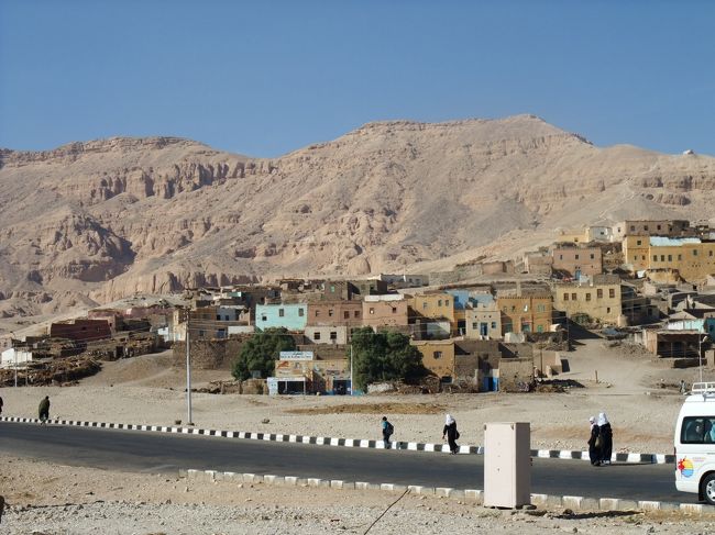 　さぁ、次の目的地に移動です。<br />　そ、その前に、次に行く２つの場所は、メムノンの巨像の近くにあるチケットセンターでまとめて入場券を買わないといけないので、まずそこに寄る。