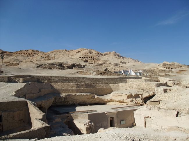 　やってきたのは、「貴族の墓」。<br />　この一帯に、高官の墓が点在しています。<br /><br />　ここでは、「この周辺にはお墓がいっぱいあるけど、一般人にはどこに何があるか分からないから、俺らガイドを雇え」と、ややこしそうな人たちが登場。<br /><br />　でも、確かに雇わないと、どこになにがあるか分からないので、雇うことに。このガイド代が、かなり高い。ボッタクリや。<br /><br />　こういうのが、個人旅行じゃつらいところだよなぁ。グループ旅行やったら、主だったところに連れて行ってくれるやろし。