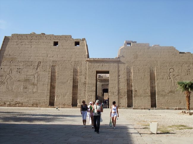 　どどーんとデカイ。<br />　第一塔門。