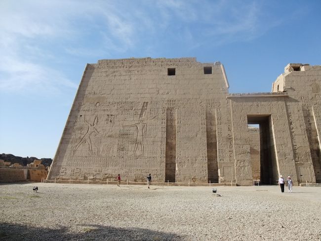 　わかります？　こんなに大きいんです。<br /><br />　高さ２２ｍ、幅(左右あわせて)６６ｍなんだってさ。