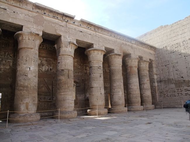 　奥を進むと、列柱と。。。