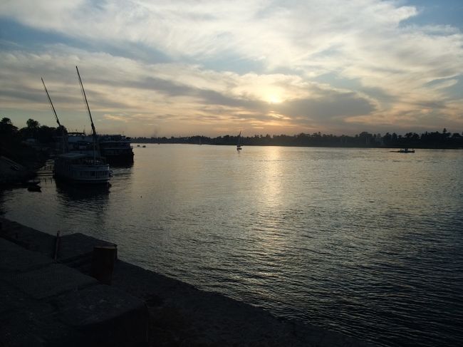 　今日もホテルに帰ると、ちょうど夕日が沈む直前。